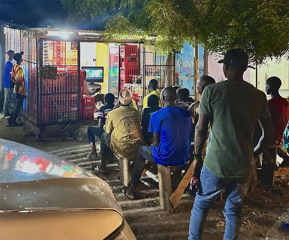4 Watching a public TV in Paje Zanzibar